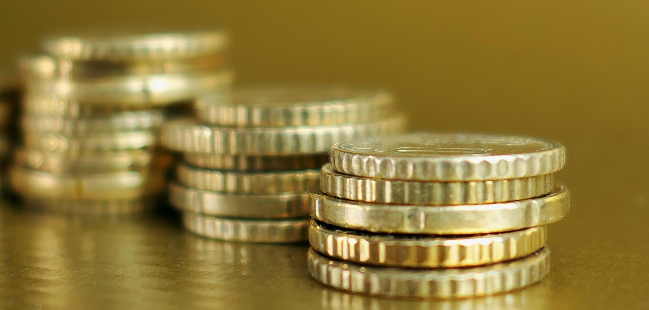 四月銀杯價格波動解析，影響因素與價格走勢分析